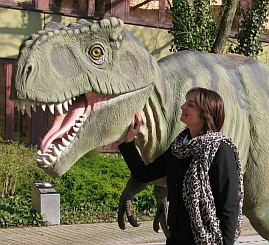 T-Rex-Baby und Patricia Hoechst vor Rathaus